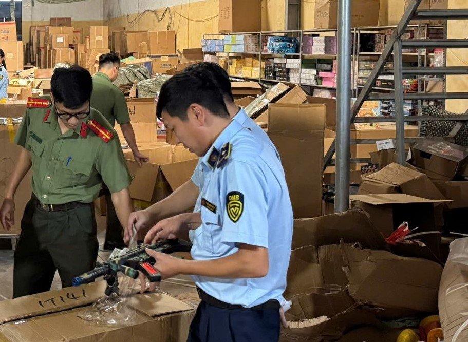 Lực lượng chức năng tỉnh Ninh Bình kiểm tra cơ sở kinh doanh của Nguyễn Văn Sơn tại phường Thành Nam. Ảnh: Diệu Anh