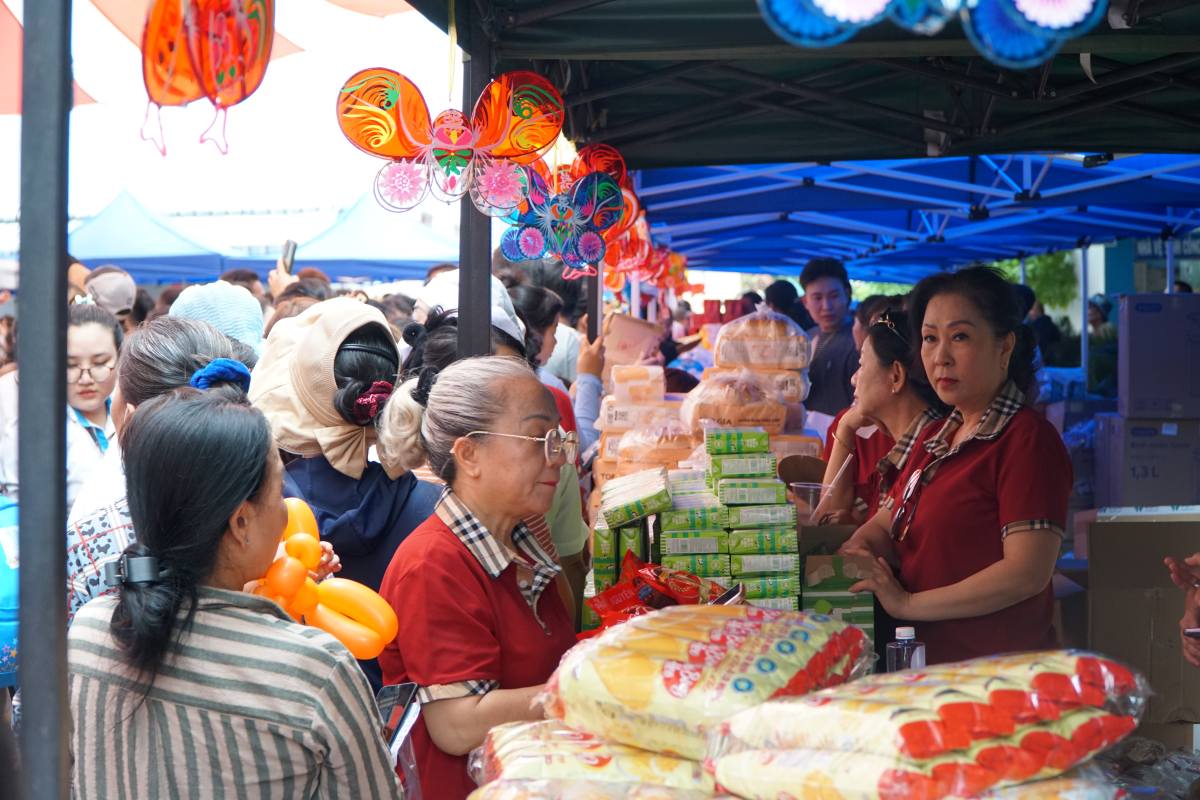 Cac gian hang tai chuong trinh Trung thu. Anh: Thanh Chan