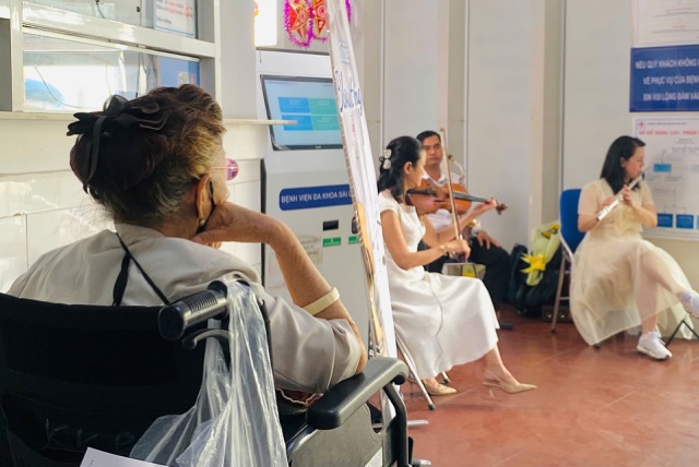 De nombreux patients qui consultent a l'hopital s'arretent egalement pour profiter de la musique. Photo : BVCC