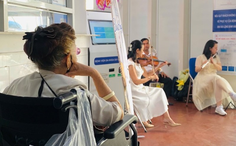 Many patients who were going to the hospital for examination also stopped to enjoy music. Photo: BVCC