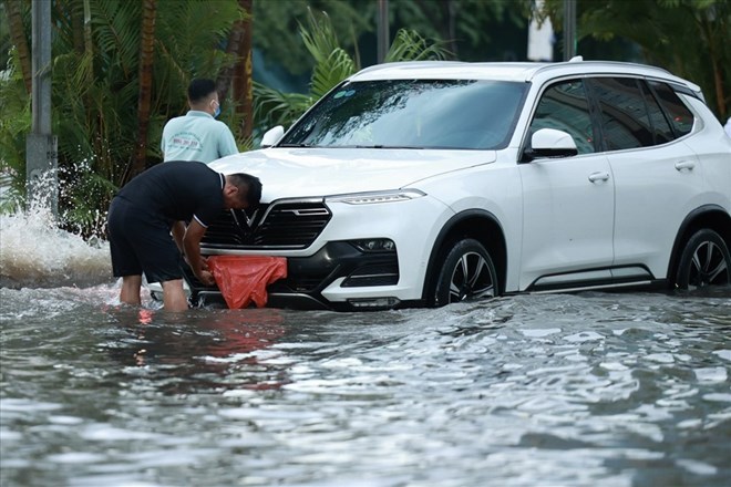Flooded cars account for the majority of insurance compensation records after storm No. 10, many vehicles have been waiting for rescue for many days. Photo: Lam Anh