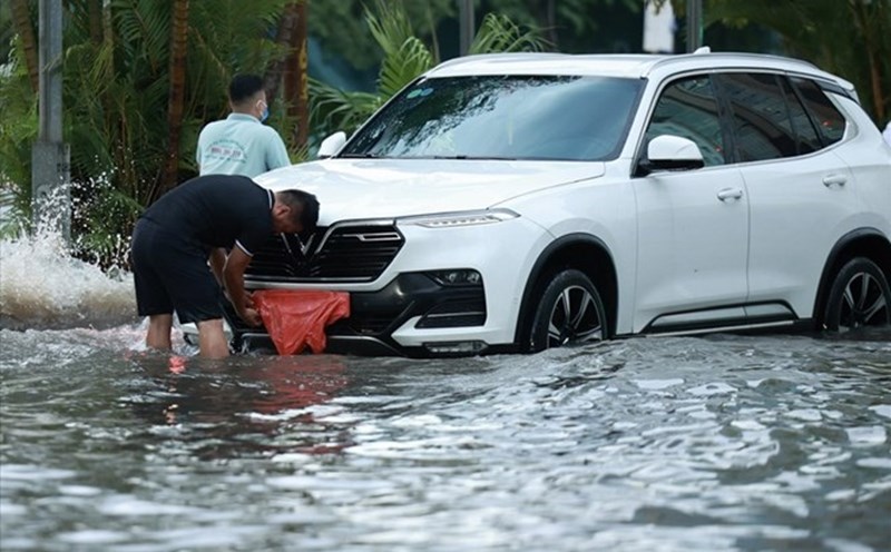 Flooded cars account for the majority of insurance compensation records after storm No. 10, many vehicles have been waiting for rescue for many days. Photo: Lam Anh