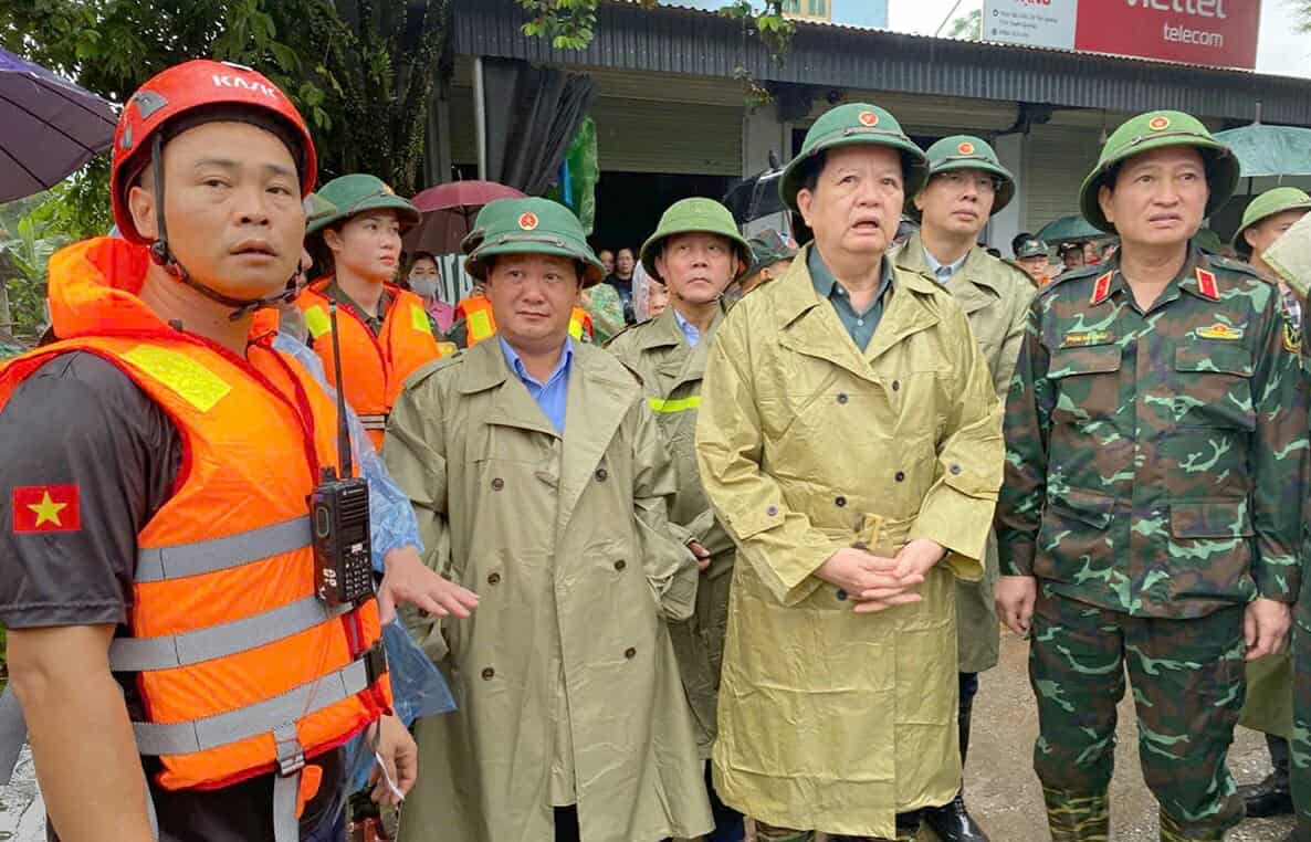 Pho Thu tuong Mai Van Chinh kiem tra cong tac phong chong lu tai Tuyen Quang. Anh: Van Nghi