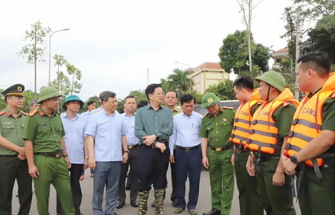 Deputy Prime Minister Mai Van Chinh inspected flood prevention work in Tuyen Quang. Photo: Van Nghi