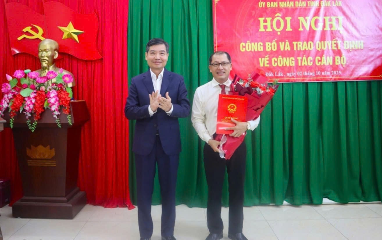 Chairman of Dak Lak province Ta Anh Tuan congratulated Mr. Tran Tien Dong on being entrusted with the new responsibility. Photo: Phan Tuan