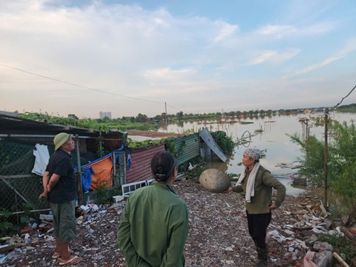 Nguoi dan ven song Hong van chua het bang hoang vi nuoc lu len nhanh khong kip tro tay. Anh: Minh Hanh