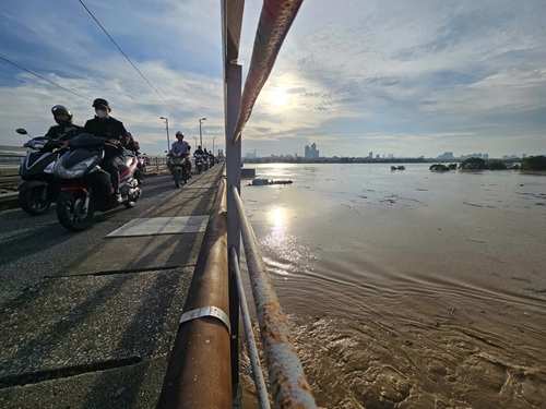 Mac du troi nang to nhung muc nuoc song Hong tai khu vuc Ha Noi van len cao. Anh: Long Phi