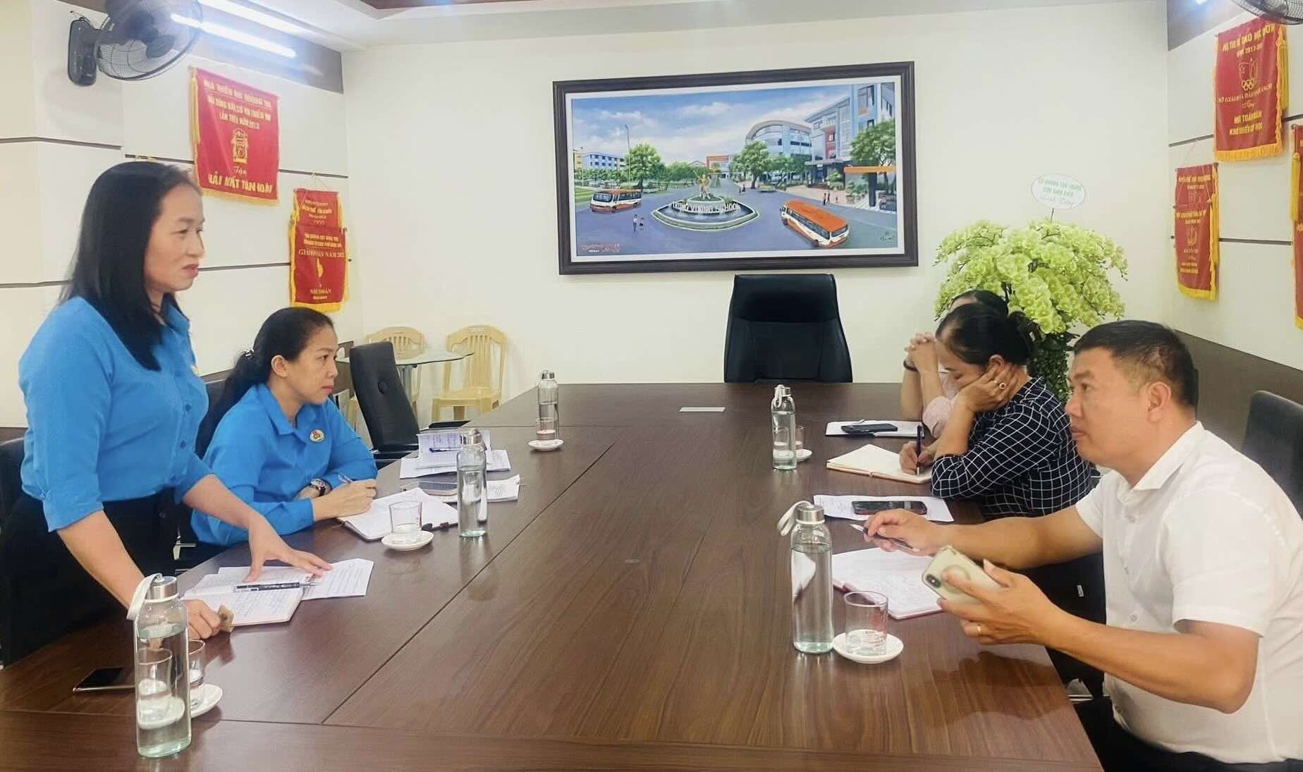 남동하 동 노동조합과 기초 노동조합 간의 업무 분위기가 개방적으로 진행되고 있습니다. 사진: 꽝찌 노동조합