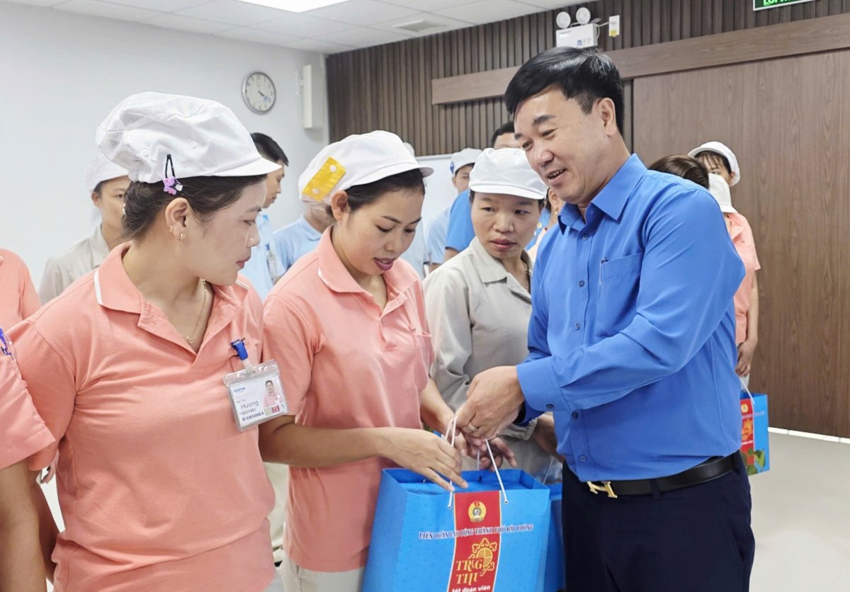 Dai Su Quan, leader of the Hai Phong City Labor Federation, presented Mid-Autumn Festival gifts to children of union members and urban workers. Photo: Hai Phong City Labor Federation