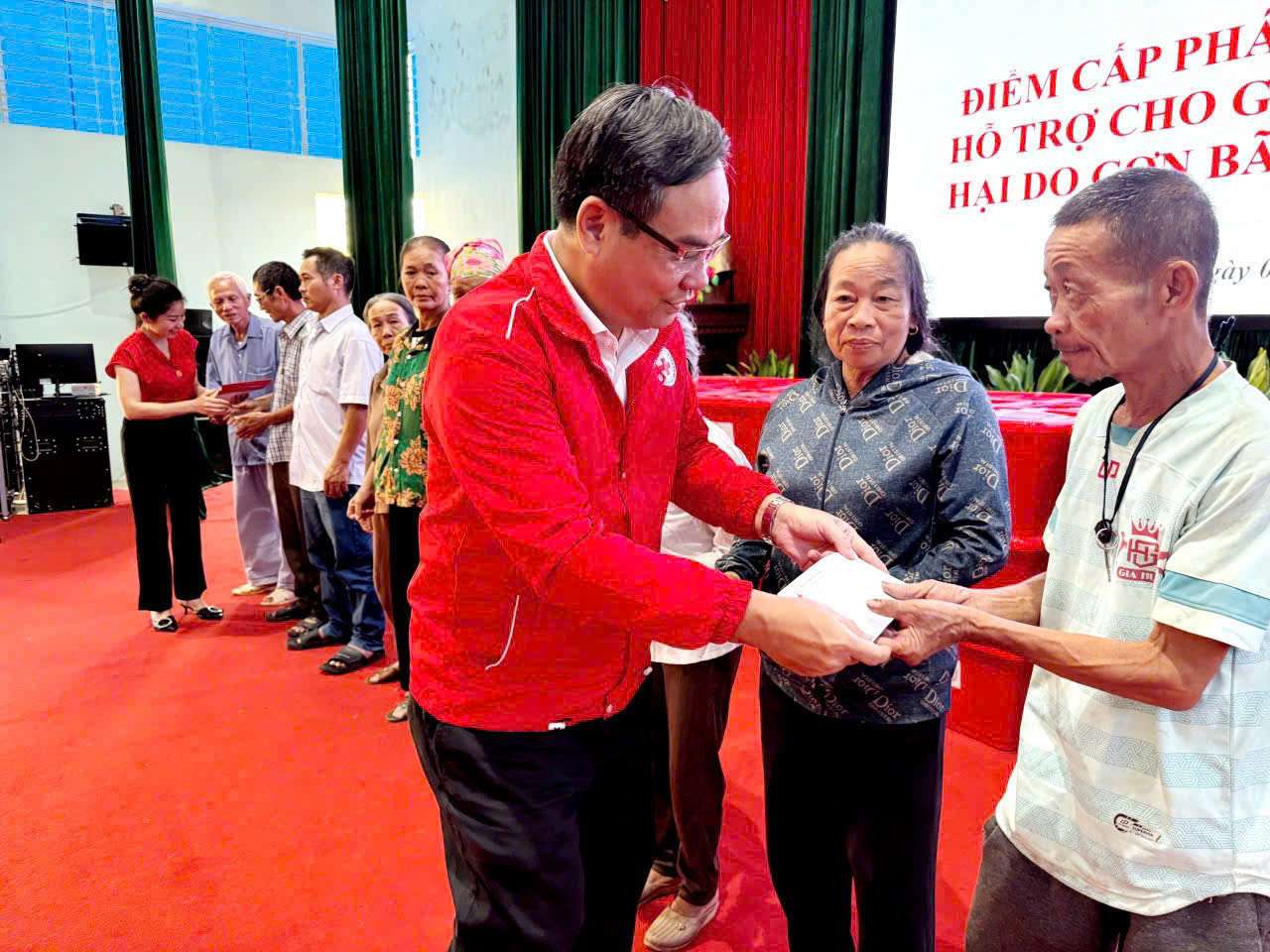 El Vicepresidente de la Union Central de la Cruz Roja de Vietnam Vu Thanh Luu entrega apoyo a las personas en las zonas inundadas de Nghe An. Foto: Ngoc Anh
