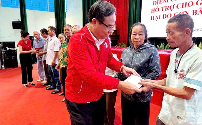 Vice President of the Central Committee of the Vietnam Red Cross Society Vu Thanh Luu presented support to people in flooded areas of Nghe An. Photo: Ngoc Anh