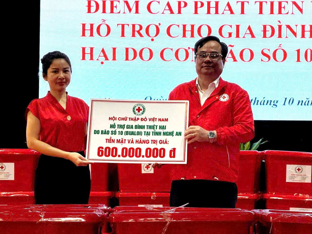 Trung uong Hoi Chu thap do Viet Nam ho tro nguoi dan Nghe An 600 trieu dong. Anh: Ngoc Anh