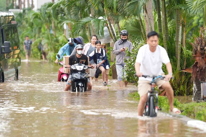 Inondation sur Duong Dinh Nghe Street (Hanoi), matin 1.10. Photo: vague