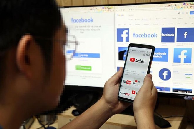 Identifying fake goods, fake news, the key to protecting workers. Photo: Hoang Giang