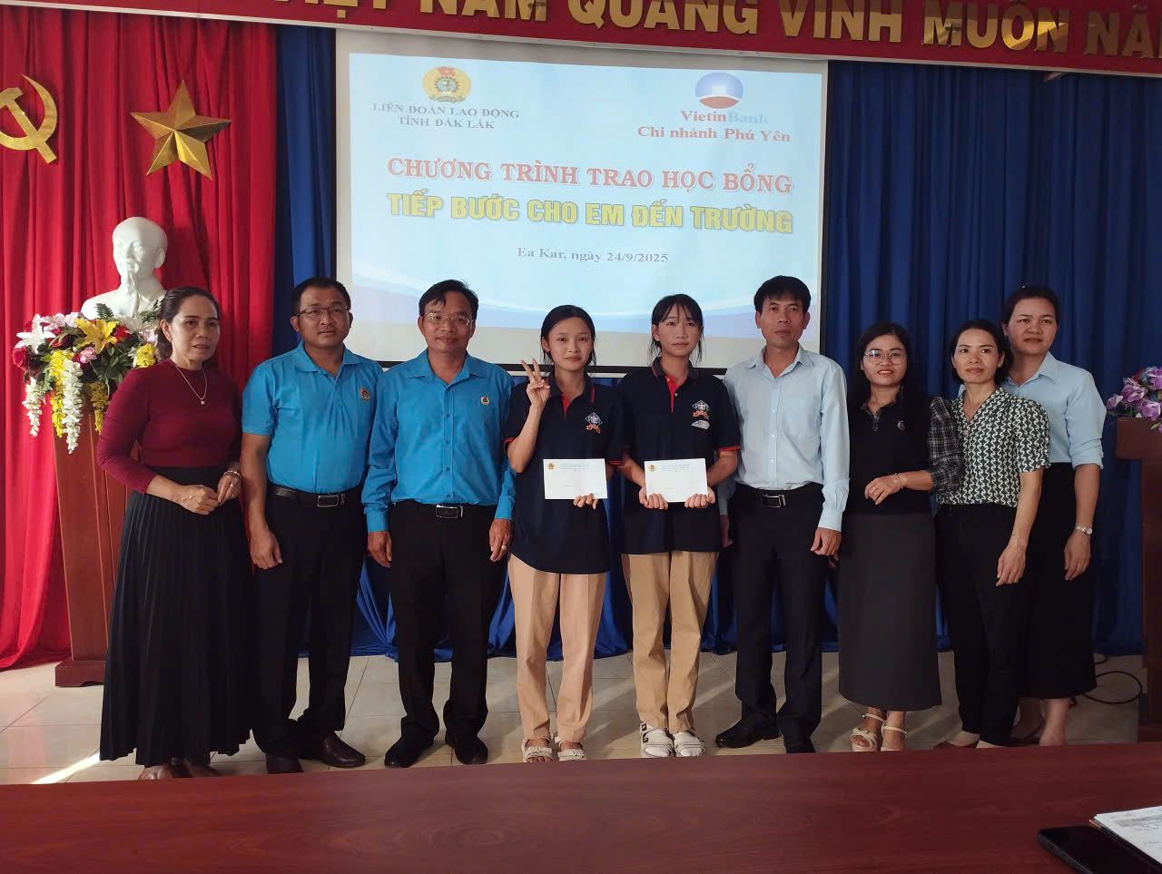 Representants de la Federation du travail de la province de Dak Lak et du syndicat de la Banque commerciale par actions pour l'industrie et le commerce du Vietnam - Succursale de Phu Yen remettent des bourses d'etudes a 2 eleves. Photo : Federation du travail de la province de Dak Lak