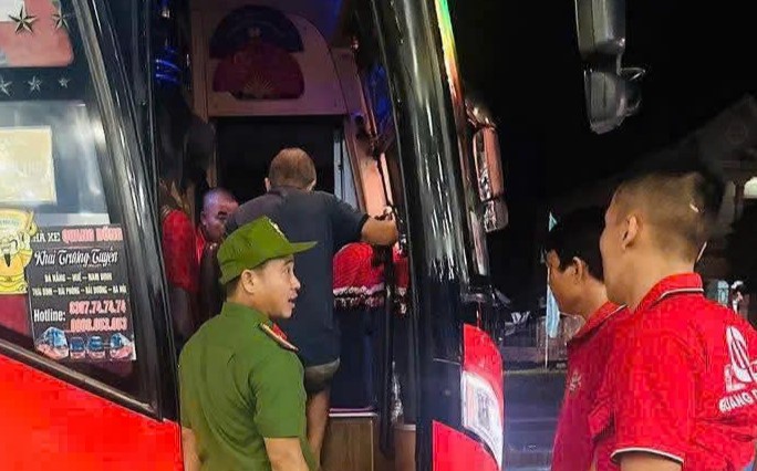 Cong an xa Vinh Thuy lien he nha xe de dua nguoi dan ong ve que. Anh: Cong an xa Vinh Thuy