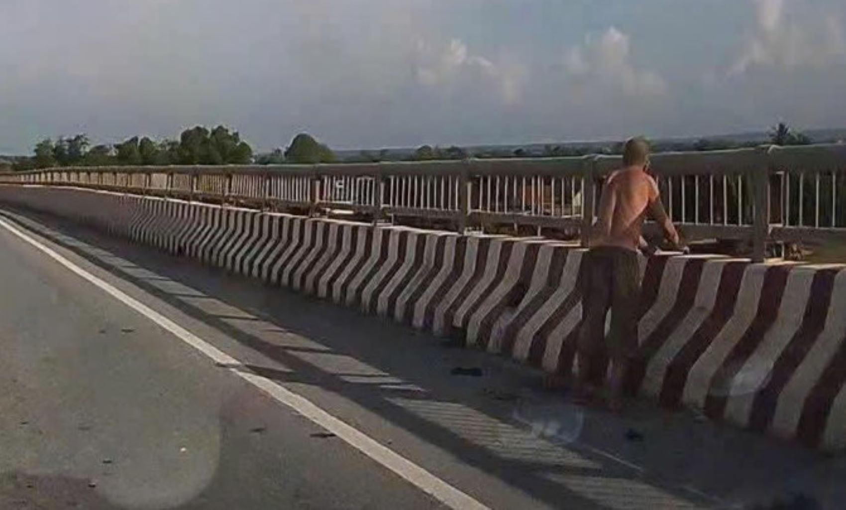 Un hombre se pierde en Quang Tri y luego se para en el puente Hien Luong 2. Foto: Policia de la comuna de Vinh Thuy