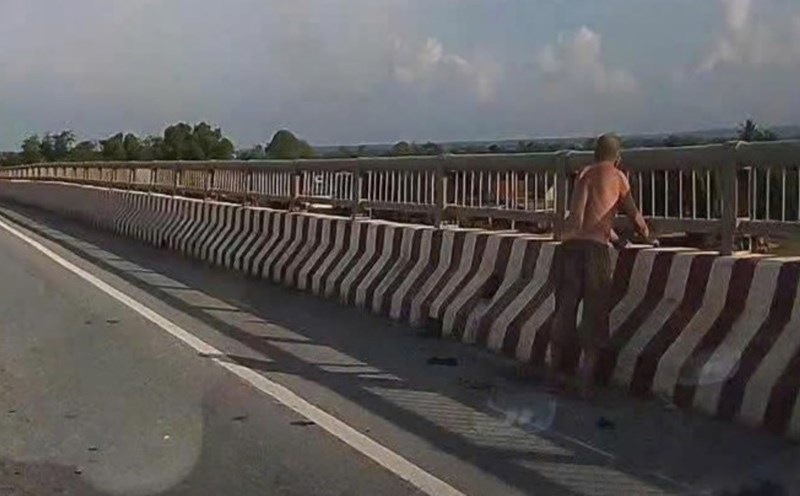 The man got lost in Quang Tri and stood at Hien Luong 2 bridge. Photo: Vinh Thuy Commune Police