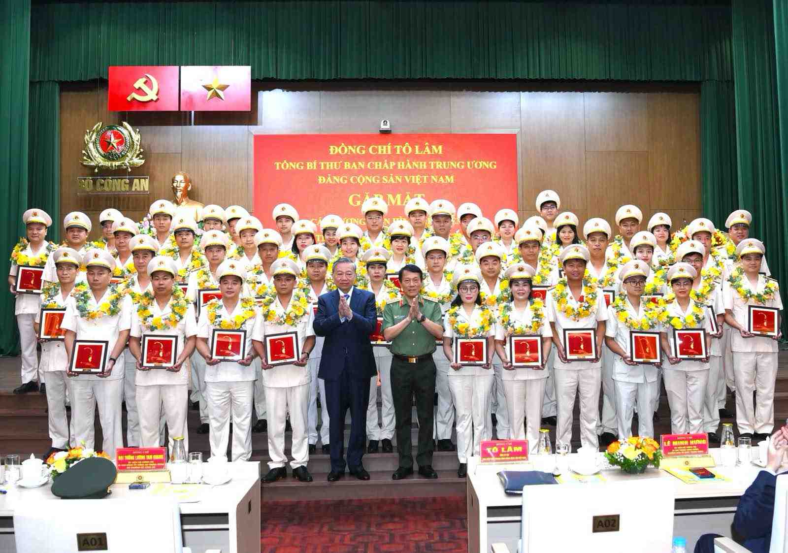 Tong Bi thu To Lam va Bo truong Luong Tam Quang trao qua tang cac dien hinh tien tien cua luc luong CAND va luc luong tham gia bao ve ANTT o co so.