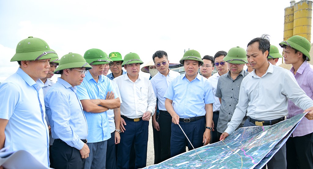 The leaders of Ninh Binh Provincial People's Committee inspect the progress of site clearance for the Ninh Binh - Hai Phong Expressway Construction Investment Project, the section passing through the old Ninh Binh province. Photo: Dieu Anh
