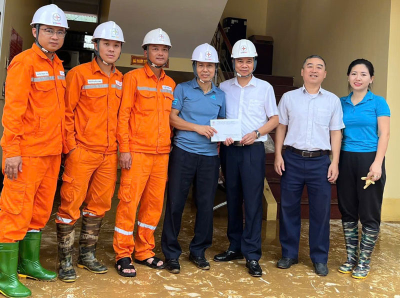 Cong ty Dien luc Lao Cai tham hoi, dong vien luc luong quan ly dien khu vuc Tran Yen. Anh: Nguyen Hien 