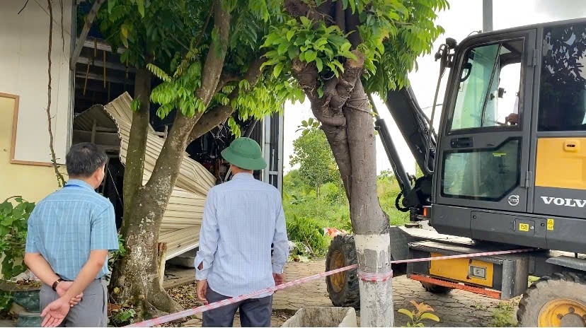Le Comite populaire du quartier de Duong Kinh a organise la demolition de l'ouvrage de construction illegal. Photo : Bureau TTDT du quartier de Duong Kinh Hai Phong