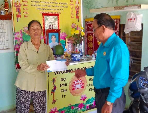 Dai dien Cong doan trao so tien ho tro gia dinh ngu dan tu nan. Anh: DVCC