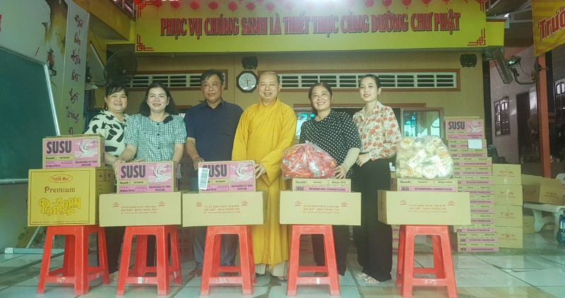 Phuoc Nguyen Pagoda gives 2,000 Mid-Autumn Festival gifts to children. Photo: Hoang Loc