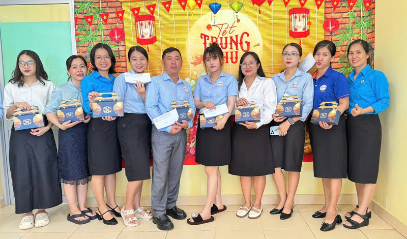 Le syndicat et le conseil d'administration du Centre d'enseignement professionnel et de test de conduite de Binh Thuan offrent des cadeaux du Tet Trung thu aux membres du syndicat et aux travailleurs. Photo : Duc Lam