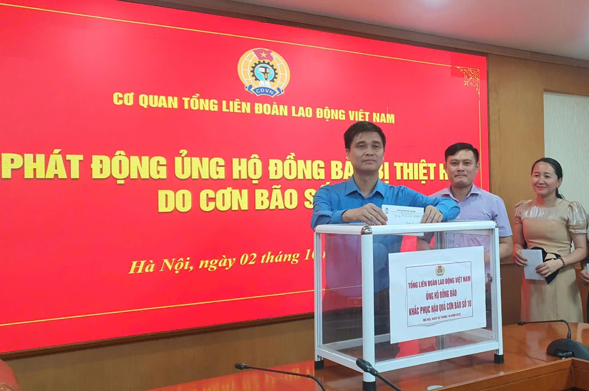 M. Ngo Duy Hieu - Vice-president de la Confederation generale du travail du Vietnam soutient les compatriotes touches par la tempete n° 10. Photo : Bao Han