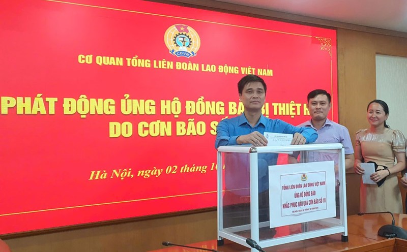 Mr. Ngo Duy Hieu - Vice President of the Vietnam General Confederation of Labor supports people affected by storm No. 10. Photo: Bao Han