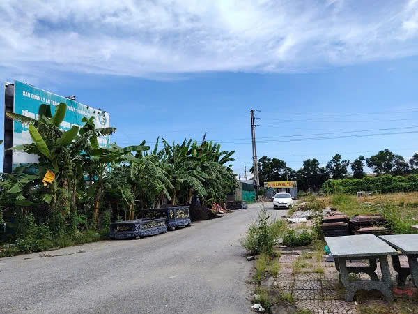 Drafting some cases of land acquisition without an approved resettlement plan. Photo: Xuyen Dong