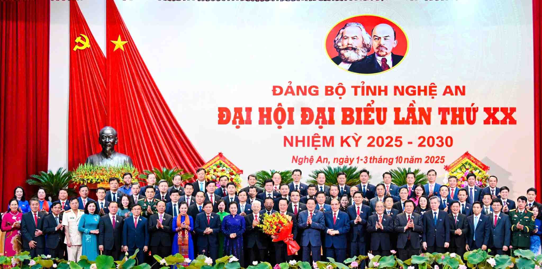 Lanh dao Trung uong tang hoa chuc mung Ban Chap hanh Dang bo tinh Nghe An khoa XX, nhiem ky 2025 -2030. Anh: Tu Thanh