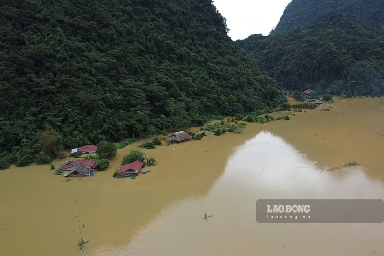 Mot so khu vuc huyen Vi Xuyen cu ngap trong bien nuoc. Anh: Dang Vu.