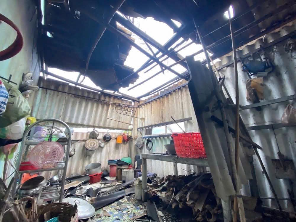 Fermer les degats des gens apres la tornade inattendue a Tay Ninh. Photo: Nguyen Huy