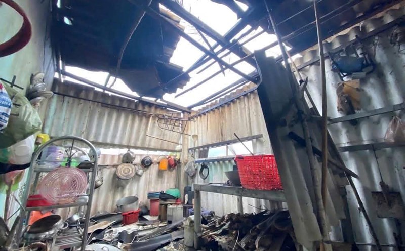 Close-up of houses damaged by a sudden tornado in Tay Ninh. Photo: Nguyen Huy