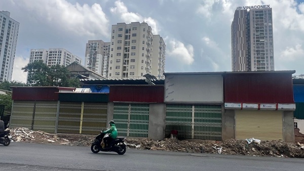 Hà Nội cần xử lý dứt điểm nhà siêu mỏng tại phố Nguyễn Tuân. Ảnh: Nguyễn Hằng 