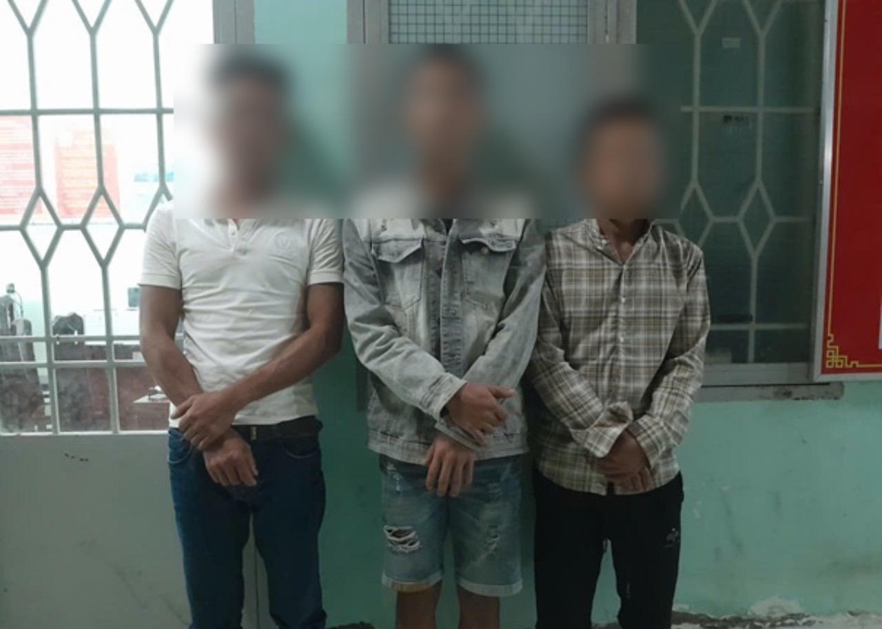 공안 기관에 있는 Giang, Nhan, Cuong 등 3명의 용의자. 사진: 동탑성 공안