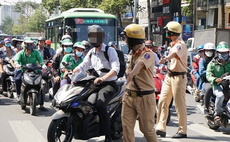 Traffic violators in Ho Chi Minh City may be fined for public labor. Photo: Chan Phuc