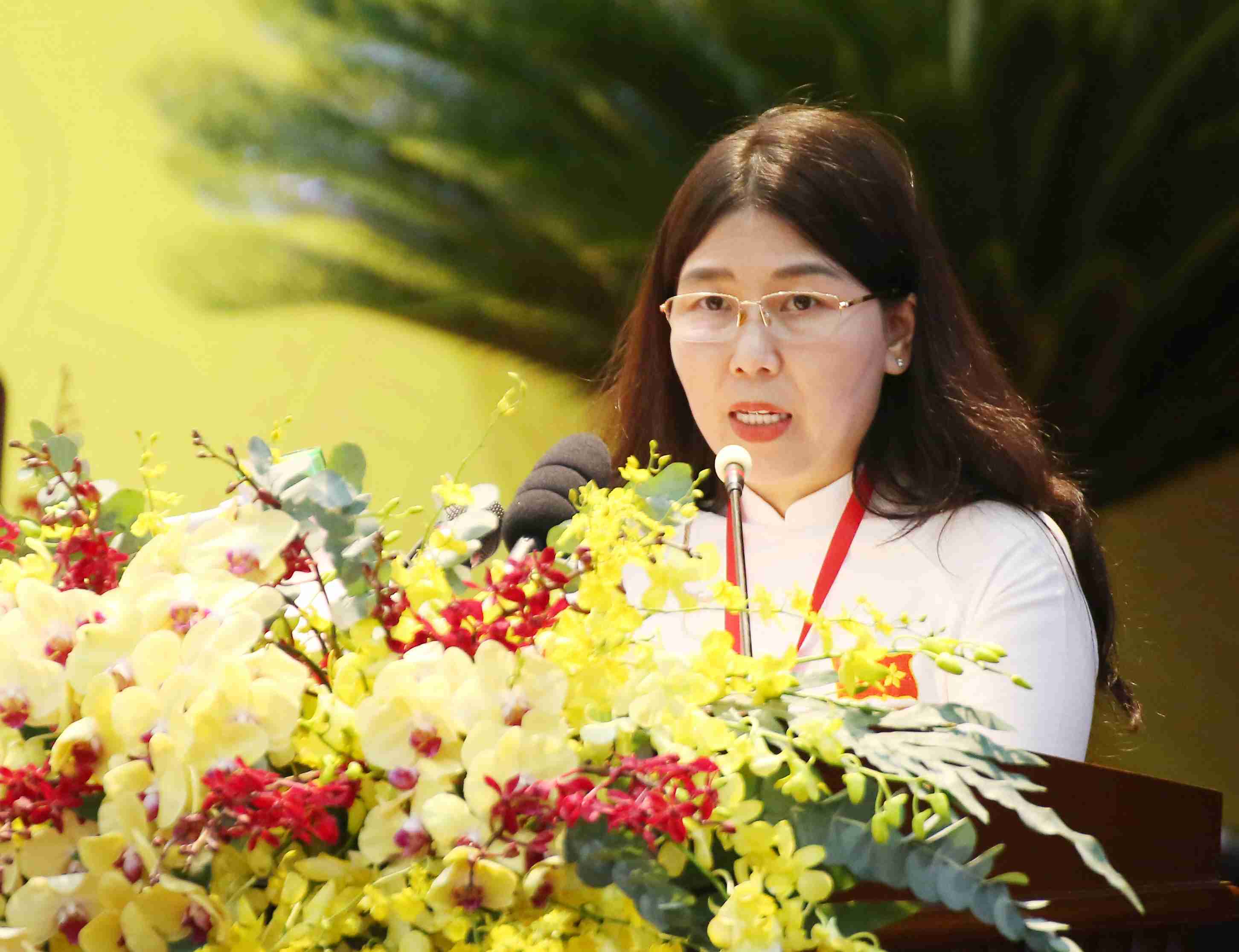 Nguyen Thi Anh, Giam doc So Y te, trinh bay tham luan tai Dai hoi.
