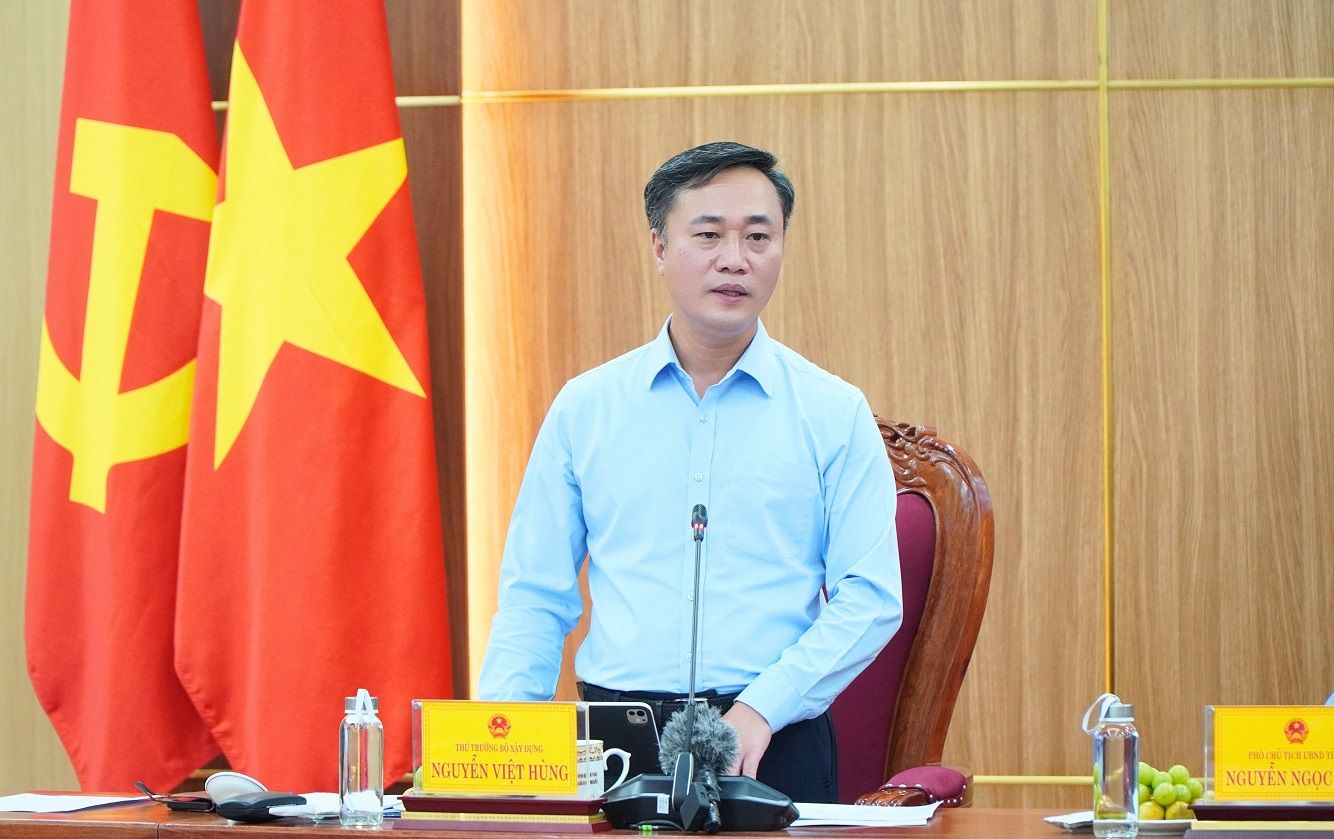 El Sr. Nguyen Viet Hung Viceministro de Construccion habla en una reunion de trabajo con el Comite Popular Provincial de Quang Ngai sobre el desarrollo de viviendas sociales. Foto: Vien Nguyen