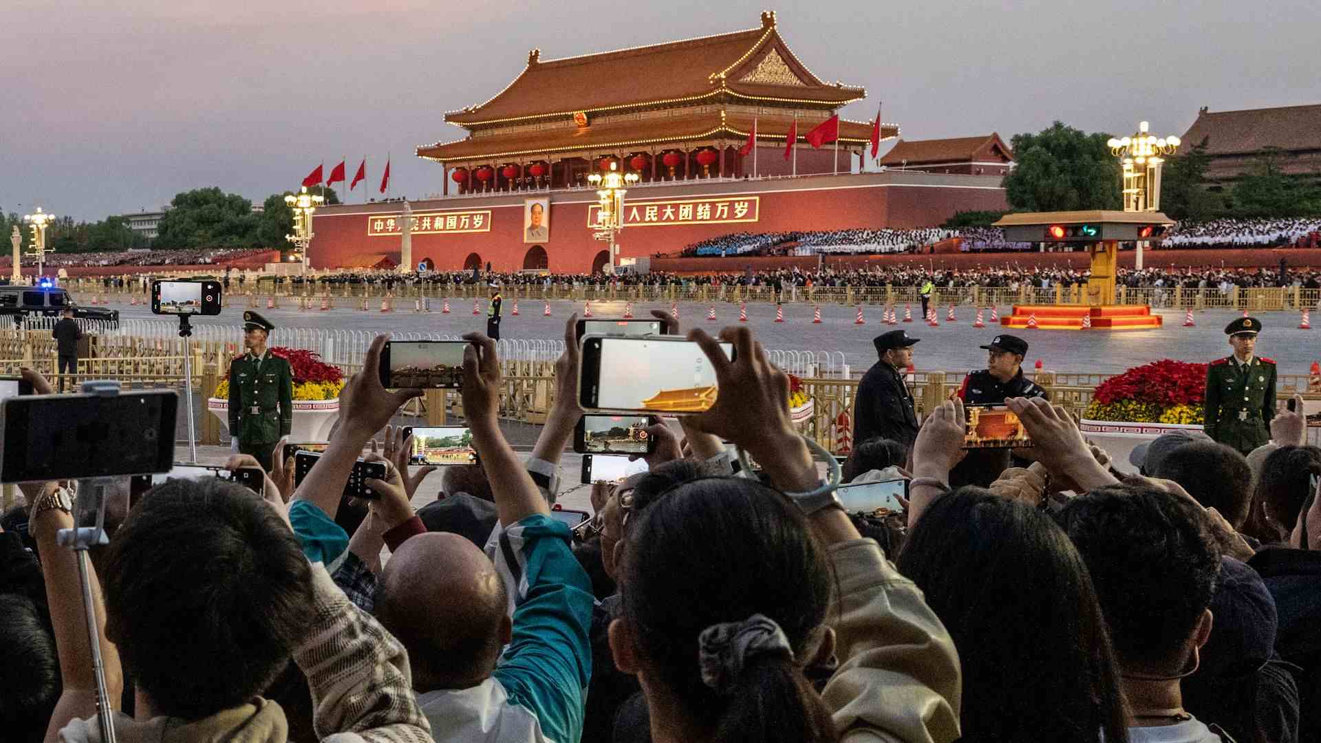 Nguoi dan va du khach do xo toi tham quan Bao tang Co Cung tai Bac Kinh, Trung Quoc vao ngay dau ky nghi Tuan le vang (1.10). Anh: CNN