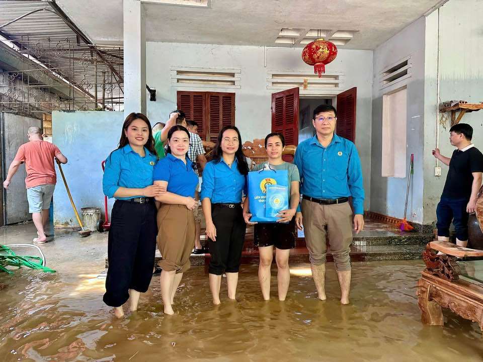 까오방성 노동 연맹은 조합원과 노동자를 지원하기 위해 선물을 증정합니다. 사진: Dam Tu