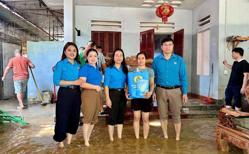 Cao Bang Provincial Labor Federation presents gifts to support union members and workers. Photo: Dam Tu