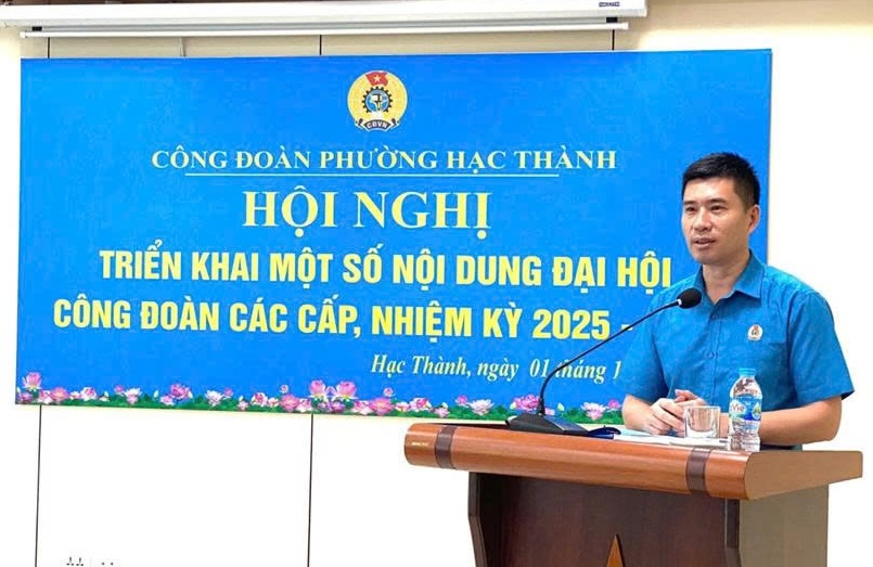 Le camarade Le Chung Van - chef adjoint du comite de travail syndical chef du departement de la direction de la propagande et de la feminisation a repondu aux questions des representants des syndicats de base. Photo : Syndicat de Thanh Hoa