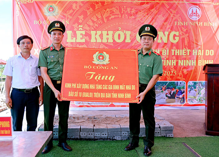 Major General Nguyen Hong Nguyen (right) presented the house construction support fund of the Ministry of Public Security. Photo: Ngoc Vu