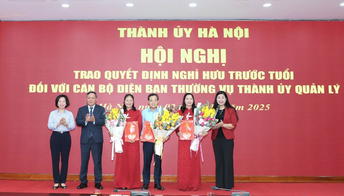 Standing Deputy Secretary of the Hanoi Party Committee Nguyen Van Phong and members of the Standing Committee of the City Party Committee: Nguyen Lan Huong, Bui Huyen Mai presented the Decision and presented flowers to the 3 comrades. Photo: Mai Quy.
