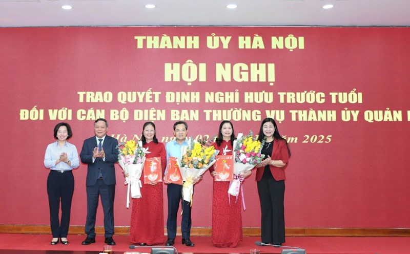 Standing Deputy Secretary of the Hanoi Party Committee Nguyen Van Phong and members of the Standing Committee of the City Party Committee: Nguyen Lan Huong, Bui Huyen Mai presented the Decision and presented flowers to the 3 comrades. Photo: Mai Quy.