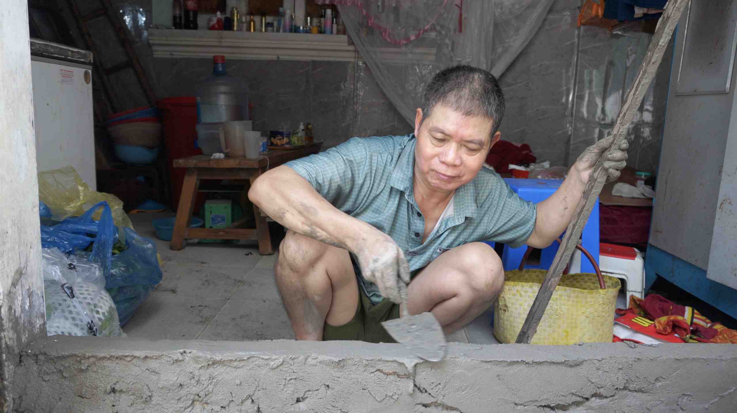 Impuissants face aux inondations graves les habitants construisent des barrieres solides devant leurs maisons