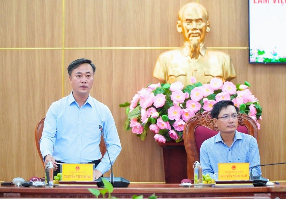 Ong Nguyen Viet Hung - Thu truong Bo Xay dung phat bieu tai buoi lam viec. Anh: UBND tinh Quang Ngai